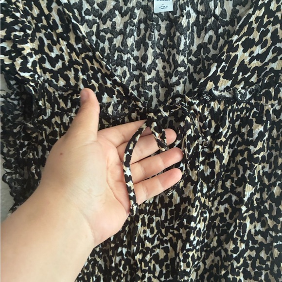 Old Navy Ruffled Crinkle-Texture Tie-Front
Stylish Animal Print Women's Top L - Picture 5 of 9